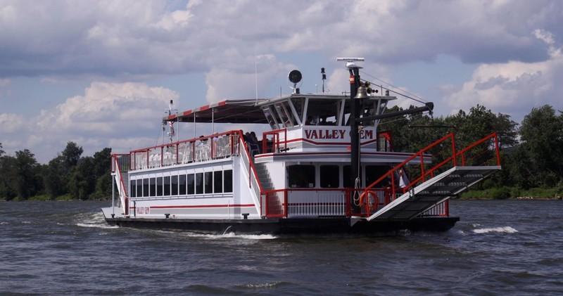 Sternwheeler on the river